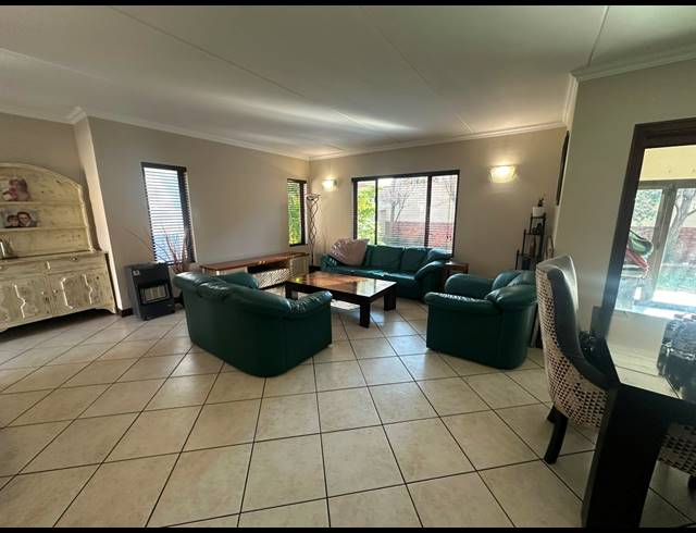 3 BEDROOM TOWNHOUSE FOR SALE IN GLENVISTA